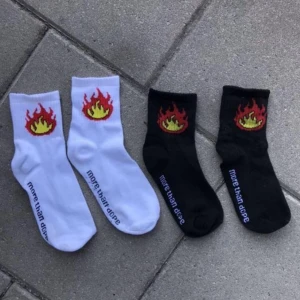  - Säljer dessa oanvända strumporna med flammor på. Dom är små i storleken så passar dig med skostorlek under 40. Säljer båda paren för 30. <3