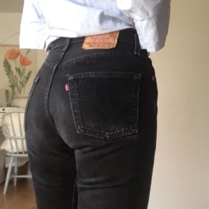 - Snygga Levi’s jeans! De sitter som en smäck och är i bra skick! De är lite urtvättade i färgen, därav det billiga priset. Jag är vanligtvis typ S i byxor och de passar mig perfekt, men skulle nog även funka på mindre storlekar. Möts upp i Stockholm💕