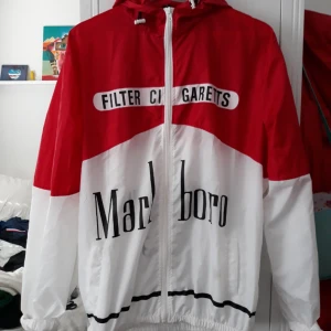  - Säljer denna coola jack- koftan. Den är i plast aktikt material. Köparen står för frakten men jag kan mötas upp i Kalmar området. Hör av dig om du är intresserad eller har frågor !! :D