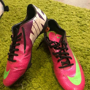  - Fotbollsskor för gräs. Har dubbar vilket gör att den inte kan användas inne. Köpta för några år sedan och använde när jag spelade fotboll. Använda men väldigt bra skick. Kan frakta vart som men köparen står för priset för frakten.  Köpta för 1200kr 