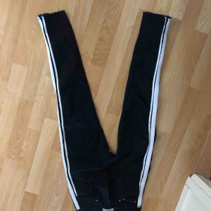  - Svarta jeans med ränder på sidan från pull and bear Väldigt sparsamt använda 34 Köparen står för frakten!!