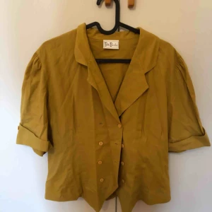  - Svincool blus/skjorta från typ 50/60- talet. Senapsgul. Frakt tillkommer 