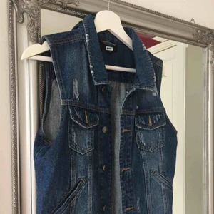  - Jeansväst som använts på några festivaler annars har den tyvärr inte kommit till mycket användning så den söker nu ett nytt hem. Frakt tillkommer🌸