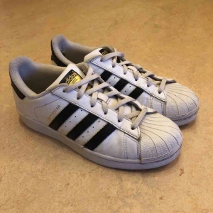  - Adidas superstar, använda man ändå ok skick! 
