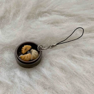  - hängsmycke, finns i Odenplan Stockholm, 10kr för porto.