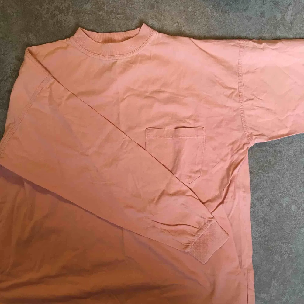 Jättehärlig rosa tröja med bröstficka, typ L-XL men är en XS-S och har använt den som oversize med uppvikta ärmar typ.. Toppar.