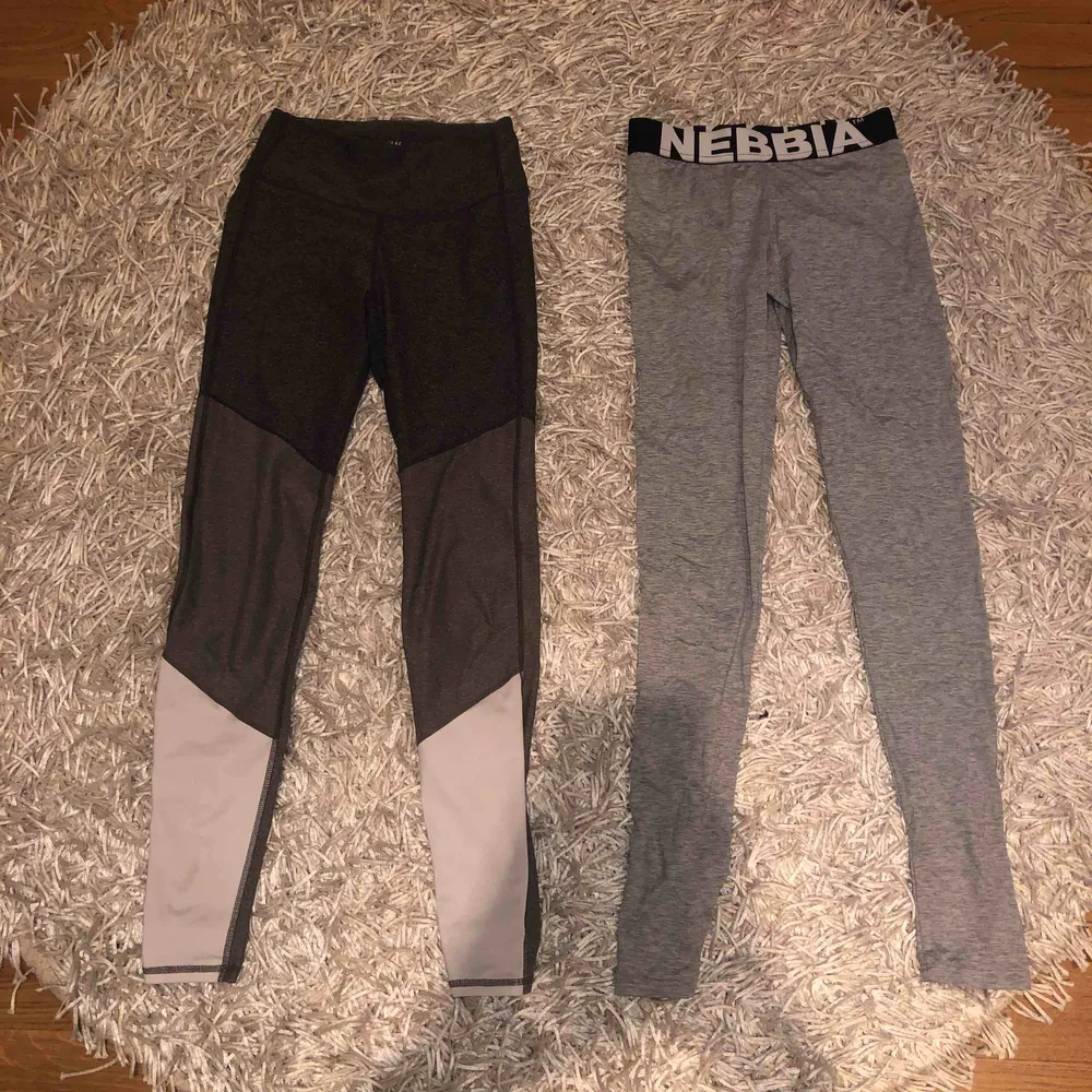 Nebbia ljusgråa tränings tights Köpta för 600kr Säljes för 400kr Helt oanvända   Hm tränings tights, gråa, vita  Köpta för 200kr  Säljes för 80kr Sparsamt använda . Jeans & Byxor.
