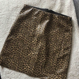  - Supersnygg skinnkjol i leopardmönster. Aldrig använd och säljer den för att den aldrig kommer till användning. Köparen står för frakten 