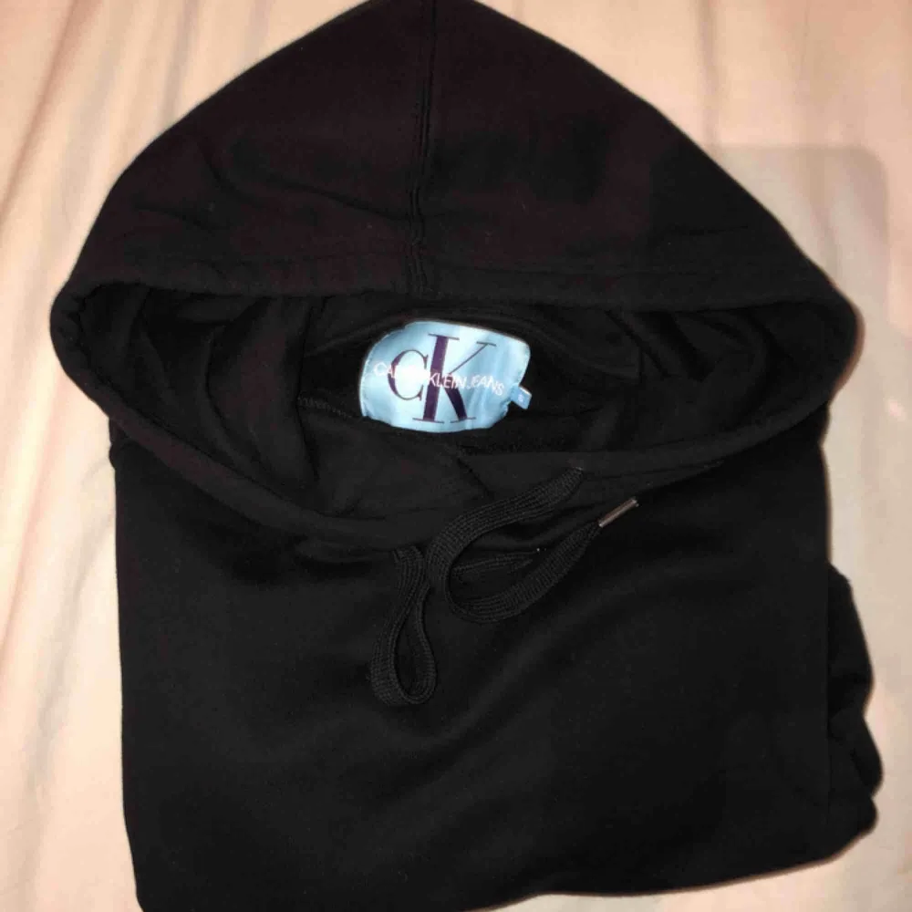 riktigt najs hoodie från Calvin Klein🔥 den är som ny, använd fåtal gånger. frakten ingår i priset💌. Hoodies.