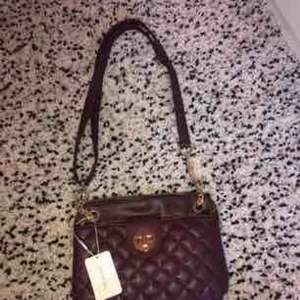  - En helt ny väska från Primark. Fick den som en present men får ingen användning av den Kan frakta vart som helst men köparen står för frakten.