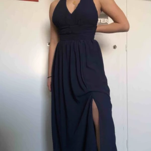  - Min gamla balklänning är allt för liten och är bara använd en gång. Ej angiven storlek men tror XXS/XS.  Färg som på bild 2. Slits på vänster sida, dragkedja i ryggen.  Nypris: 599kr Midjemått: 60 cm Omkrets under brösten: 66 cm Längd midja nedåt: 100 cm