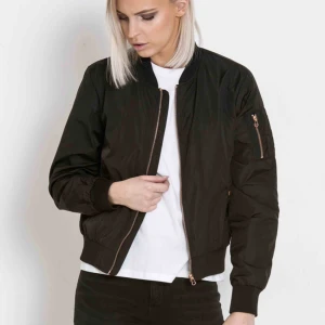  - oanvänd svart tunn bomberjacka med roseguld detaljer. Storlek  XS passar även S :)