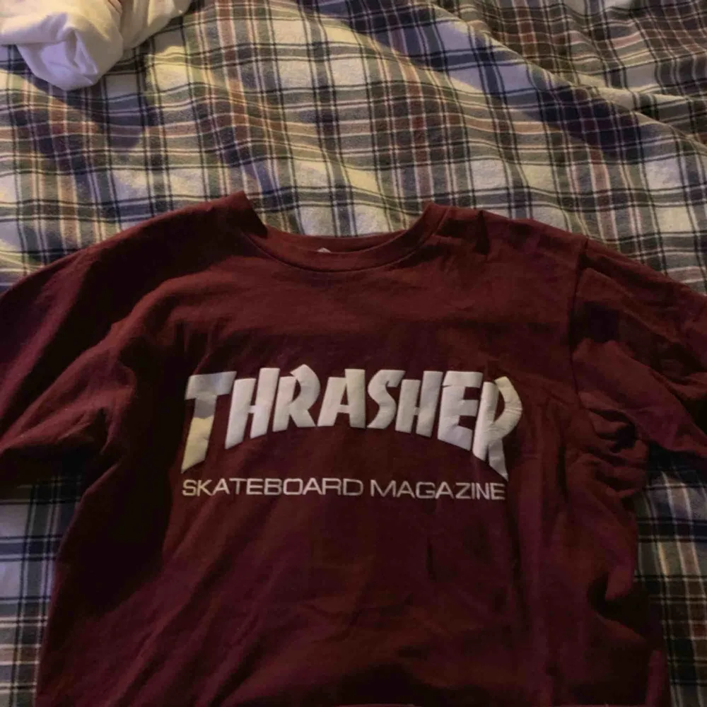 !FAKE! Thrasher kopia, avklippt själv. Lite lila/röd färg. Bra kvalite, använd men inga slitskador. Går ungefär till navel (klippt). Köpare står för frakt ❤️. T-shirts.