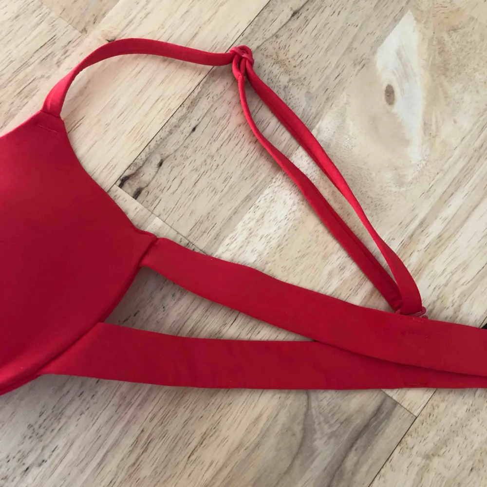Säljer en röd bikini från Lindex • Överdelen är i strl 70B och underdelen är i strl 36 • Aldrig använd, enbart testad • Köparen står för frakten!. Övrigt.