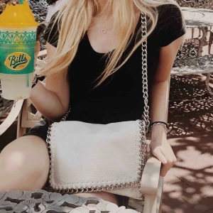  - Vit Tiamo väska som är använd men inget som syns framtill