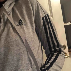  - En fin Adidas tröja. Använd 4-5gånger, säljer pågrund utav fel storlek. Fint skick.