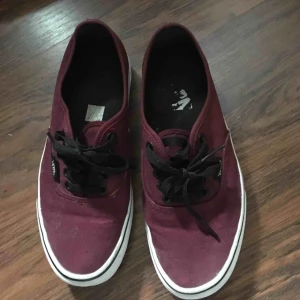  - Vinröda vans i bra skick