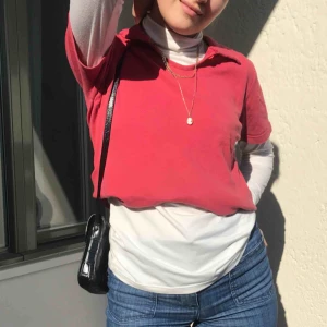  - Ascool tröja i rött/rosa 💕❤️ har S och såhär sitter den på mig! Frakt tillkommer på 39 kr. Annars möts vi på söder!💓