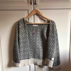  - Kofta med knappt från Odd Molly. Storlek XS. I mycket fint skick. Kan postas, köparen står då för frakt