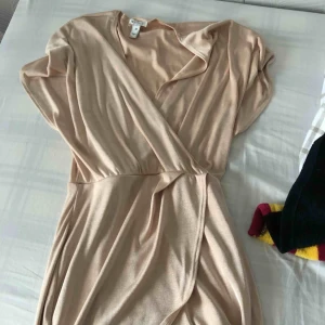  - Guldig klänning från Nelly som skimrar lite! Knappt använd bra skick 