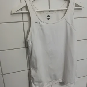  - Nike Träningslinne I stretch sparsamt använd, bortklippt lapp. 