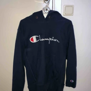  - Oversize marinblå hoodie från Champion. Möts upp i Växjö eller skickas mot frakt.
