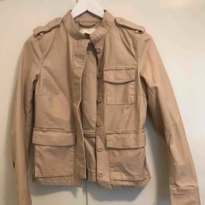  - Vårjacka i rosa från HM. Storlek 34. Använt bara en gång!!