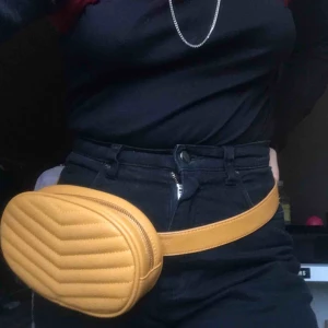  - Superfin senapsgul beltbag! Använd ca 5 gånger, är i bra skick. Kostar 50kr men kan köpas för 40kr tillsammans med väskan jag tudigare lagt ut! Frakt tillkommer❣️