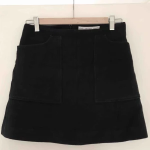  - Den ultimata svarta kjolen med svarta fickor. Hur fin som helst, perfekt nu till sommaren. 