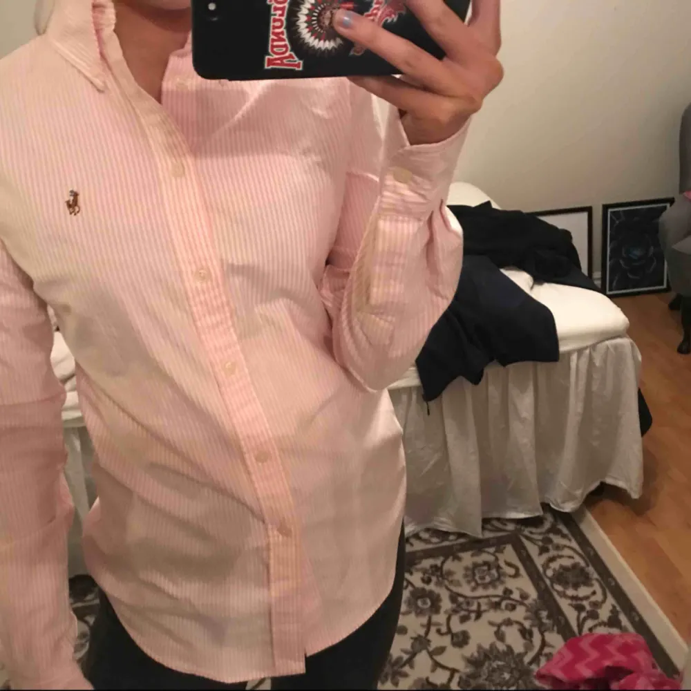 Snygg rosa/vit randig skjorta från Ralph Lauren, mycket snygg passform!! . Skjortor.