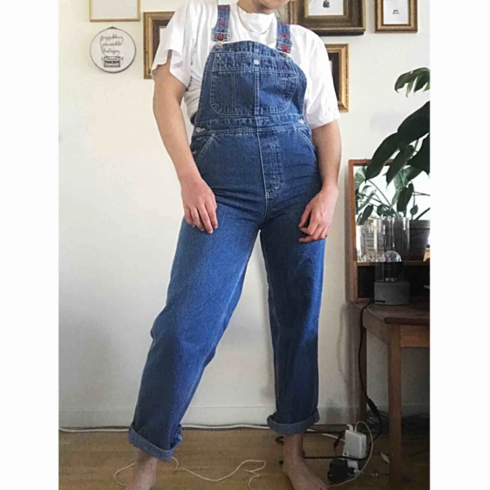 Vintage Tommy Hilfiger-snickarbyxor. One of a kind. Passa på! 💫 Jag är 1.71 cm lång och de är något korta för mig i överdelen, så du ska nog vara under 170 lång för att de ska passa bra! . Jeans & Byxor.