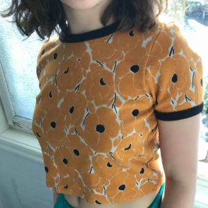  - Croptopp t-shirt, med blommigt mönster.