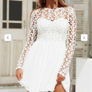  - Perfekt vit studentklänning eller bara sommarklänning!  (Testad en gång, missade returdatumet.) längd: halvägs på låren  det är vadderat vid brösten så att man inte behöver ha bh.  I priset ingår frakt som motsvarar 70kr!   puss o kram, ellen