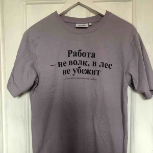  - Lila tröja med rysk text från weekday. Tröjan är knappt använd, som ny! Det står storlek XS men den passar gott en S med!   Köpare står för frakt!