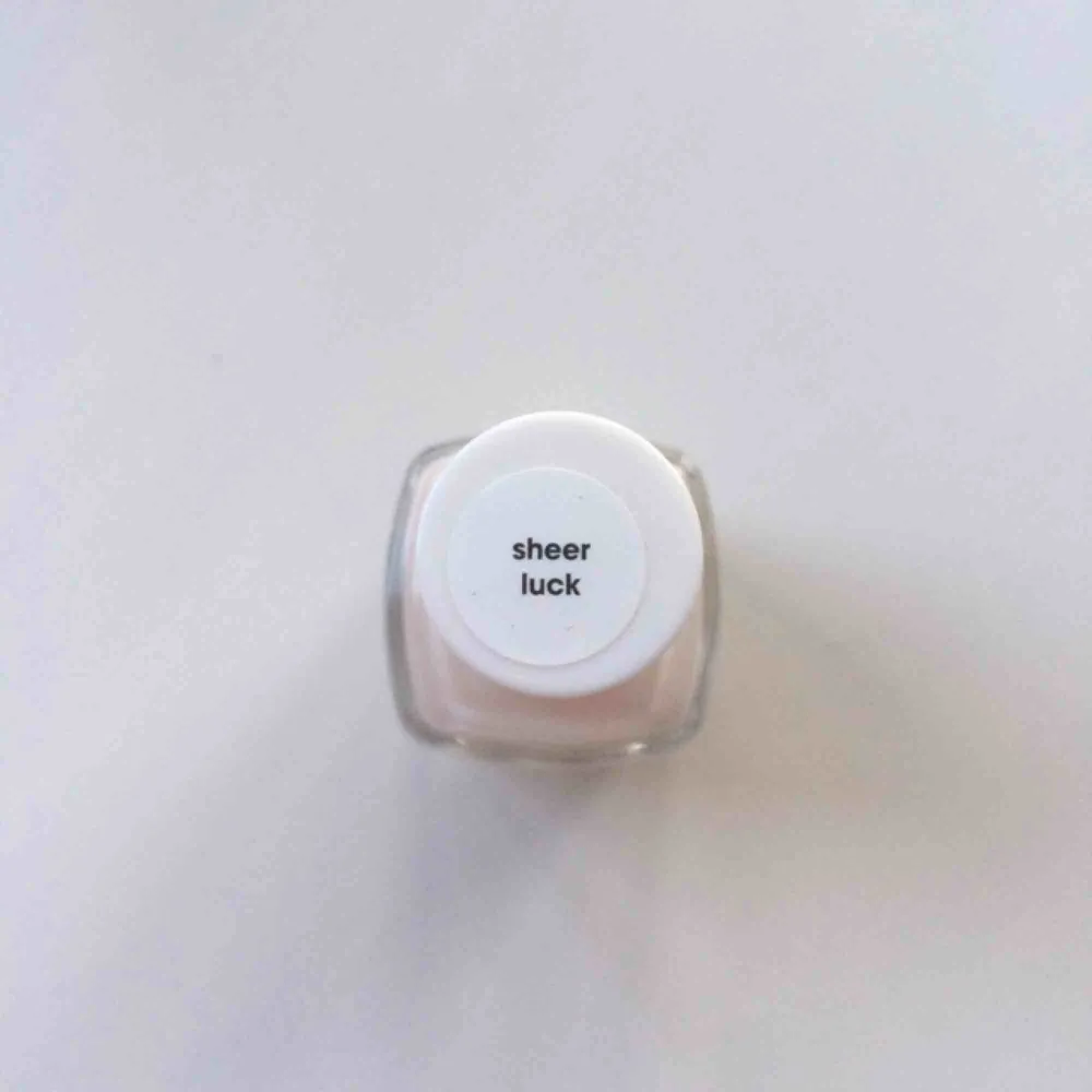 Essie nagellack i populära färgen sheer luck, nummer 513. Endast testad!   Fri frakt💘. Accessoarer.
