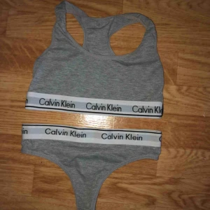  - Helt oanvänd o felfri Calvin Klein set. De är inte äkta men bra kvalitet. Säljer båda tillsammans för 100kr. Köparen betalar frakt eller möts upp. Toppen  är storlek 36/S och stringen är i L men passar verkligen inte en L utan snarare S