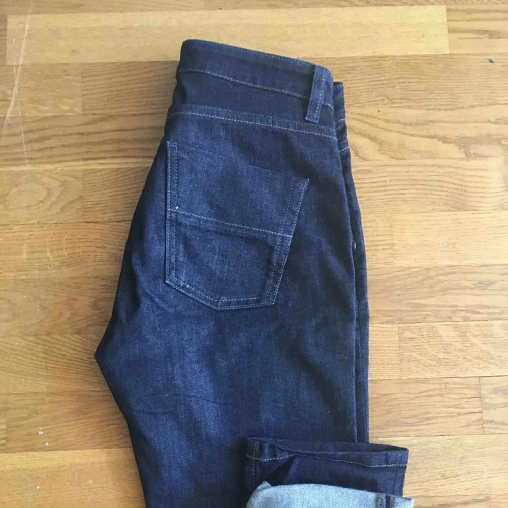 Mörka Filippa K jeans, bara lite stretch och med ger snygg rumpa och lyft. Normal höga i midja. Är tyvärr för små och därför bara använd 2 ggr. . Jeans & Byxor.