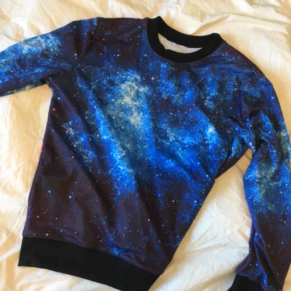 Jättefin tröja med rymd-motiv både fram och bak. Köpt på eBay, men knappt aldrig använd så i bra skick. Står ingen storlek men det är one-size!. Tröjor & Koftor.