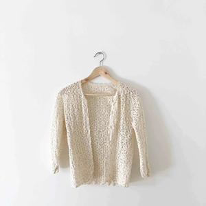  -  Virkad vintage kofta. Fantastiskt fint hantverk, fin kvalitet. Hel och ren. Färgen är vit/natur