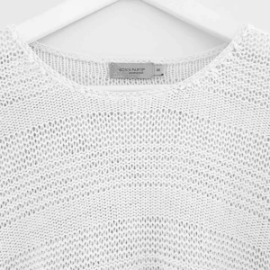  - Snygg virkad vit tröja med 3/4 armar. Väldigt skön och SÅ snygg nu till sommaren. Knappt använd och passar både XS och S. Vid frågor eller om fler bilder önskas är det bara att skriva till mig :) Frakt betalar köparen.