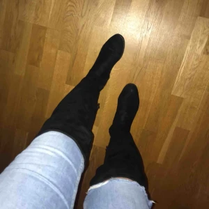  - Svarta knähöga skor från skopunkten eller dinsko. Den högra skon har ett litet märke där fram men inget större fel på skorna. Ingen klack  Kan mötas upp i Göteborg men vill man ha något fraktat så får köparen stå för frakten⭐️