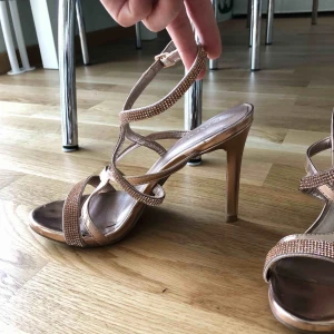  - Använda 1 gång, klackar med strass. Otroligt mega-sköna!!!! 