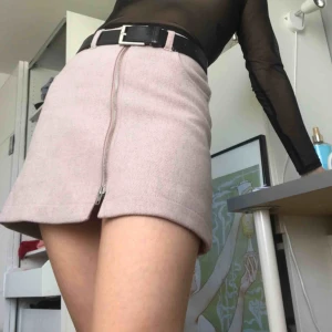  - Jättesöt rosa minikjol från Weekday! Kjolen är av tjockt material och har en dragkedja i mitten. Kjolen är perfekt skick och oanvänd. Säljs inte i butik längre så det är limited addition. Skriv till mig för att diskutera pris eller för fler bilder.💞