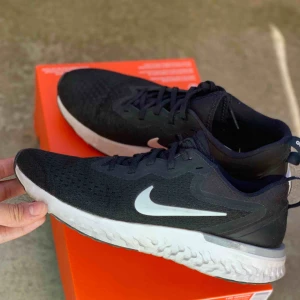  - Nya Nike-sneakers i storlek EU 41 i modellen Odyssey react. Endast provade ute en gång. Nypris 840 kr. Säljes i originalkartong.