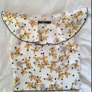  - Snygg mönstrad topp med gula blommor. Passar både XS och S. I princip oanvänd. Har du några frågor eller vill ha fler bilder är det bara att skriva till mig :) Frakt betalar köparen.