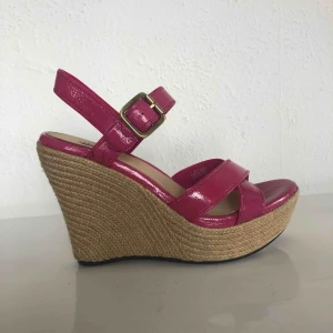  - Högklackade skor, aldrig använd.