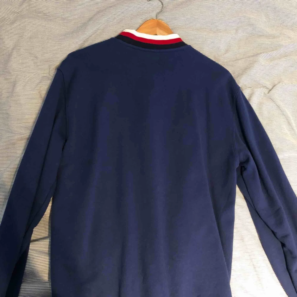 Palace sweatshirt size Medium, köpt i NYC-butiken för 150$, men säljer för 1000kr. Använd 2-3 ggr, tvättad en gång.. Tröjor & Koftor.