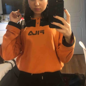 - Orange tröja från Fila. Köpt denna på Humana, second hand. Använd endast 1 gång, mycket bra skick. Jag fraktar.