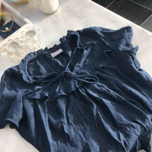  - Supersöt marinblå blus från veromoda i linnematerial. Använd fåtal gånger då den inte riktigt är min stil, annars superfin och i bra skick 🖤