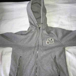  - Använt 2 gånger, tvättat 1 gång. Nypris 4600, köpt från NK. Inget kvitto finns kvar tyvärr. Storlek medium. 